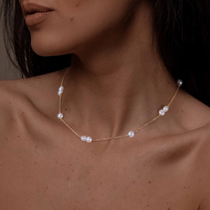 Collier minimaliste en argent S925 plaqué or 14K avec perles d'eau douce sur un mannequin