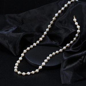 Elegante collana in argento placcato oro 14K con perle d'acqua dolce su seta nera