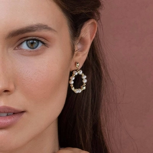 925 silver hoop earrings with natural freshwater pearls and golden beads on model