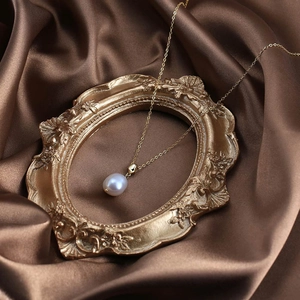Collier élégant en argent s925 avec perle d'eau douce sur cadre doré et satin brun