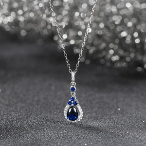 Collier en argent sterling 925 avec pendentif poire en zircone bleue sur fond scintillant