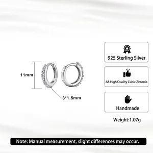 Boucles d'oreilles huggie en argent S925 avec zircons marquise mesurant 11 mm de haut
