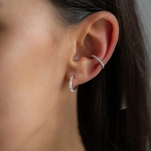 Set de boucles d'oreilles en argent S925 avec zircons 8A sur l'oreille