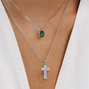 Collier double rang en argent S925 avec pendentif poire verte et croix scintillante