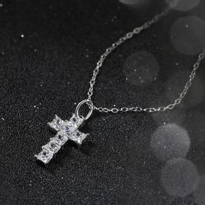 Collier pendentif croix en argent sterling S925 avec zircon 8A scintillant sur fond noir