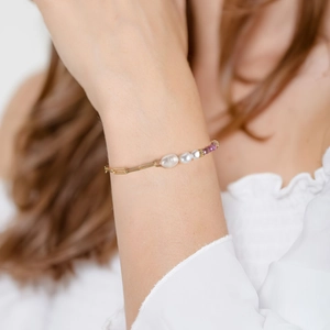 Elegant 925 silver gold-plated paperclip bracelet with freshwater pearls and purple stones