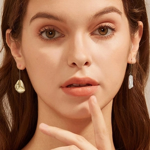 Elegant S925 silver hook earrings with asymmetric hammered gold metal and baroque pearls