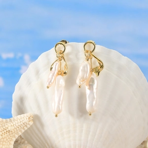 Boucles d'oreilles en perles baroques plaquées or 14K suspendues à un coquillage blanc