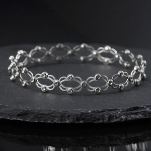 Détail macro de la bague bracelet en argent S925 avec zircons scintillants