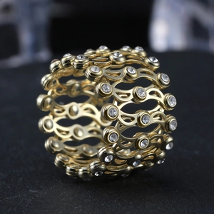 Gros plan d'une bague-bracelet en argent S925 plaqué or 14K avec zircons scintillants