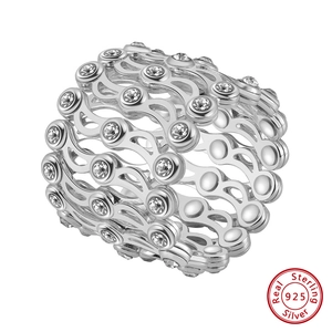 Vue détaillée d'une bague ondulée en argent 925 avec zircons et certificat d'authenticité