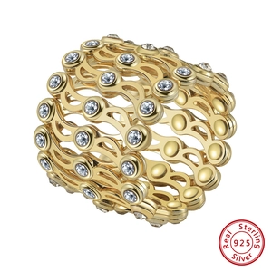 Détail d'une bague en argent S925 plaqué or avec design ondulé et oxydes de zirconium
