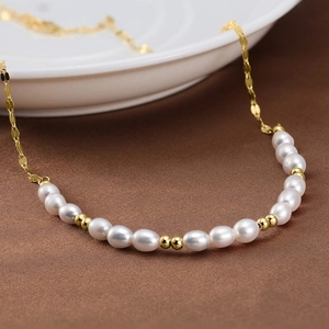 Détail du collier en perles d'eau douce argent S925 plaqué or avec petites billes dorées