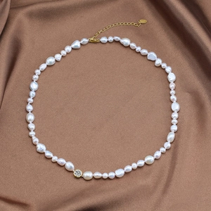 Détail macro du collier de perles baroques avec étiquette en argent S925 sur soie