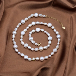 Parure de bijoux en perles de culture baroques avec pendentif zircon doré sur soie