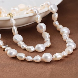 Vue détaillée de perles baroques avec accents de zircon et fermoir en métal doré
