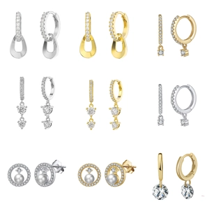 Gros plan d'une collection de boucles d'oreilles en argent S925 avec zircons et perles