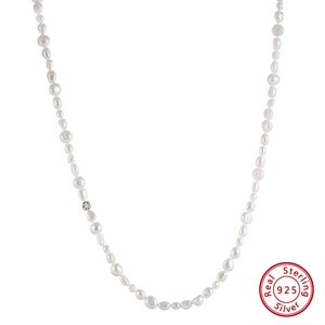 Collier en perles d'eau douce baroques et zircone en argent 925 sur fond blanc