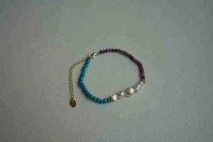 Gros plan du bracelet en argent S925 avec turquoise, grenat et perles baroques