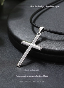 Détail macro du pendentif croix en argent S925 sterling avec cordon en cuir noir