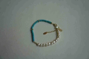 Détail d'un bracelet en argent S925 avec perles turquoise et perles d'eau douce naturelles