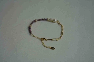 Détail du bracelet en argent S925 avec perles naturelles, pierres mauves et chaîne trombone