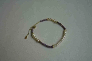 Détail du bracelet en argent S925 avec perles naturelles et pierres violettes