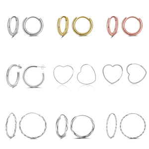 Vue détaillée de créoles en argent sterling S925 avec diverses textures et finitions