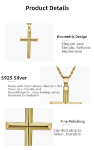 Détails macro du pendentif croix dorée en argent S925 avec bords géométriques nets