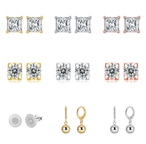 Détail de boucles d'oreilles en argent 925 en finitions or, argent et or rose poli