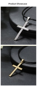 Gros plan de pendentifs croix en or et argent avec bords polis et cordons en cuir noir