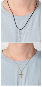 Gros plan de pendentifs croix en argent S925 et or portés sur cordon cuir et chaînes métal
