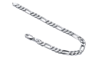 Gros plan d'une chaîne Figaro 5mm en argent sterling S925 avec fermoir mousqueton et poinçon