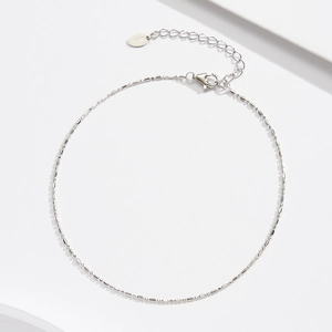 Cavigliera minimalista in argento 925 con perle di riso e chiusura a moschettone sicura