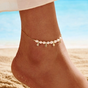 Elegant gold S925 silver anklet with seven freshwater pearls and hammered waterdrop charms