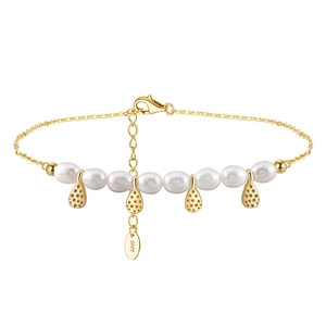 Detailed close-up of S925 sterling silver anklet with freshwater pearls and drop pendants