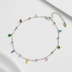 Bracelet de cheville en argent S925 avec zircons colorés sur une chaîne à maillons fins
