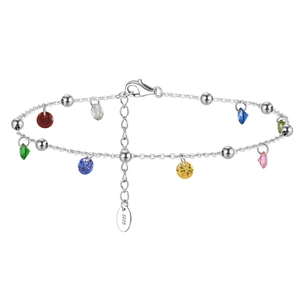 Détail macro du bracelet de cheville en argent S925 avec breloques zircons colorés et fermoir