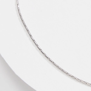 Elegante cavigliera in argento S925 con maglie a bambù e finitura lucida su base bianca