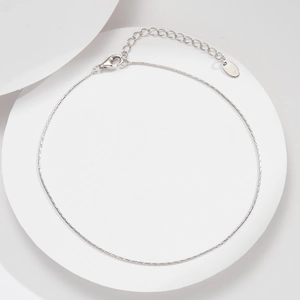 Dettaglio della cavigliera in argento sterling S925 con chiusura a moschettone e catena