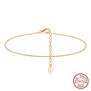 Dettaglio ravvicinato del marchio S925 su cavigliera in argento sterling placcato oro