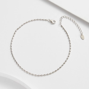 Detailansicht der S925 Sterlingsilber Reiskorn-Fußkette mit verstellbarem Karabinerverschluss