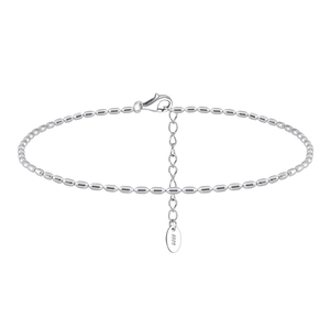 Detailaufnahme der S925 Sterlingsilber Reiskorn-Fußkette mit sicherem Karabinerverschluss