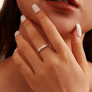 Bague élégante plaquée or avec zircons baguette blancs et jaunes pour femmes
