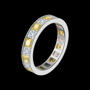Vue macro de la bague en argent S925 avec des zircons carrés jaunes et blancs alternés