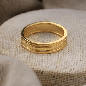 Macro shot of S925 hallmark on minimalist gold chain ring with triple grooved lines