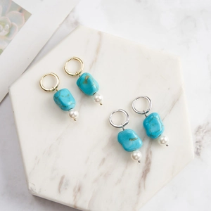 Boucles d'oreilles vintage avec turquoise et perles sur créoles dorées et argentées