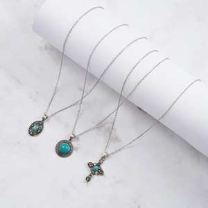 Détail de trois colliers vintage en argent S925 avec pierres turquoises et strass