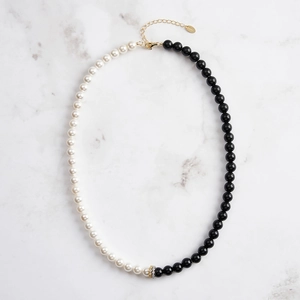 Collier élégant en argent S925 avec obsidienne noire et perles blanches sur marbre