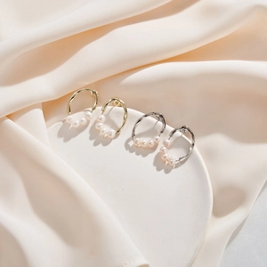 Elegant S925 sterling silver curved hoop earrings with freshwater pearls in gold and silver
